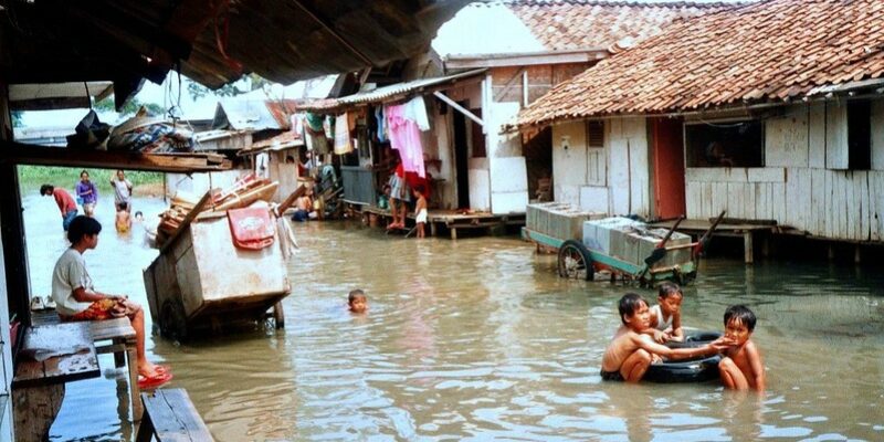 Children on a flooded street in Jakarta, Indonesia. ©Kent Clarke CC BY-NC-ND 2.0
