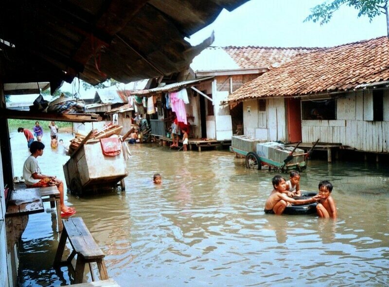 Children on a flooded street in Jakarta, Indonesia. ©Kent Clarke CC BY-NC-ND 2.0