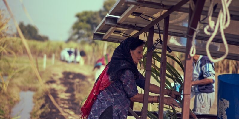 Solar panel in Uttar Pradesh, India by Ashwini Chaudhary, Pixabay