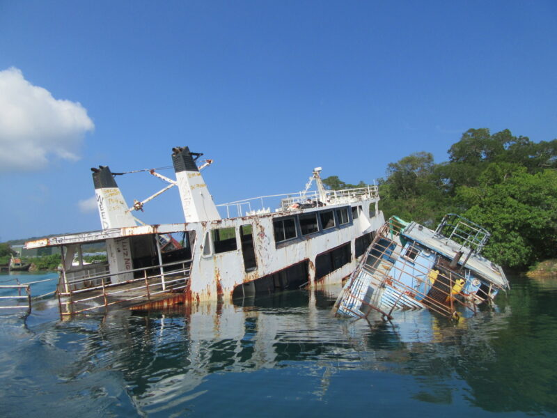 Boats damaged in Cyclone Vanuatu. amanderson2, Flickr (Public domain)