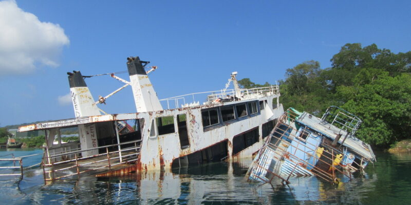 Boats damaged in Cyclone Vanuatu. amanderson2, Flickr (Public domain)