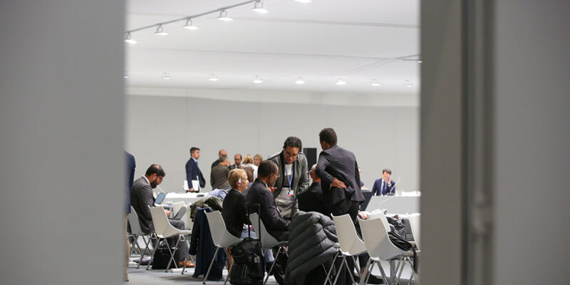 Delegates before the informal consultation on loss and damage ©Kiara Worth, IISD