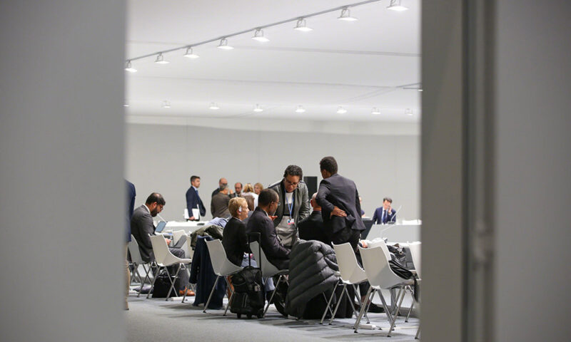 Delegates before the informal consultation on loss and damage ©Kiara Worth, IISD